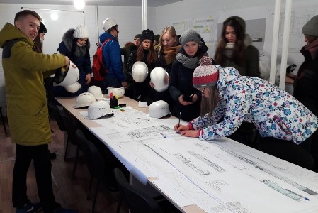 Настоящие строители - будущим менеджерам: студенты ИЭиУС познакомились с организацией работ на строительной площадке 