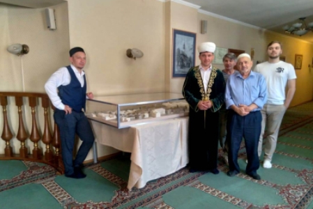 Студенты и преподаватели КГАСУ передали в дар обновлённый макет комплекса Казанской Соборной мечети «Аль-Марджани»
