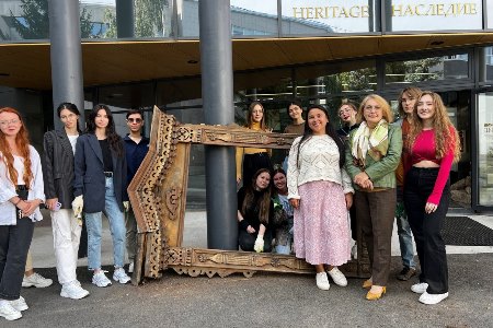 Студенты-реставраторы КГАСУ приступили к реставрации деревянного наличника — объекта исторического наследия